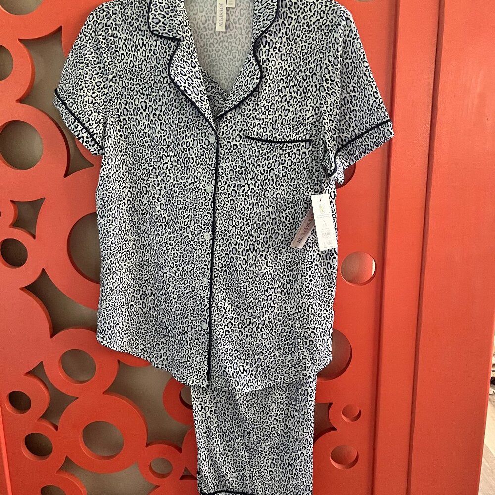 Joyspun Women's Dreamy Soft Notch Collar Short Sleeve Knit Top, Capri Pajama Set